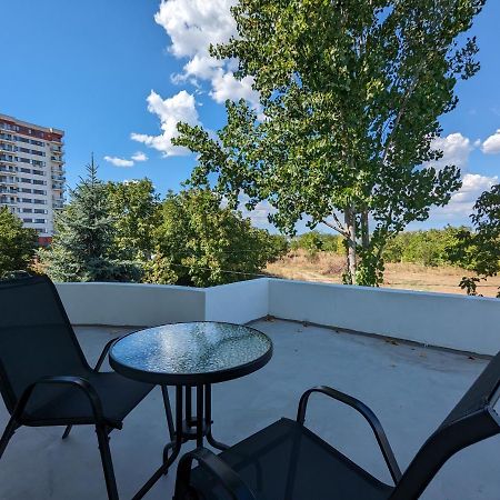 Horizon View Villa - Lakefront Terrace Suite بوخارست المظهر الخارجي الصورة