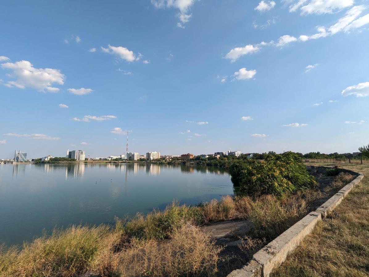 Horizon View Villa - Lakefront Terrace Suite بوخارست المظهر الخارجي الصورة