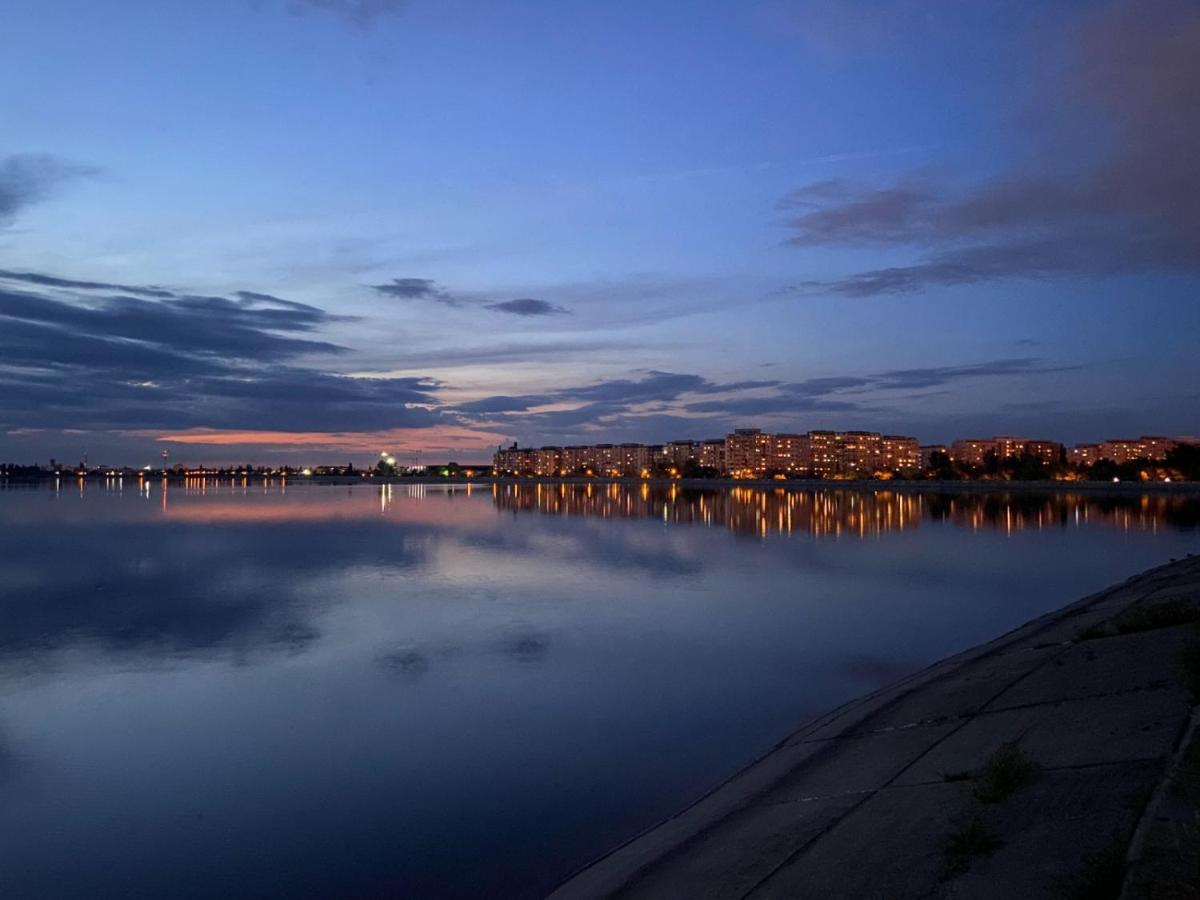 Horizon View Villa - Lakefront Terrace Suite بوخارست المظهر الخارجي الصورة