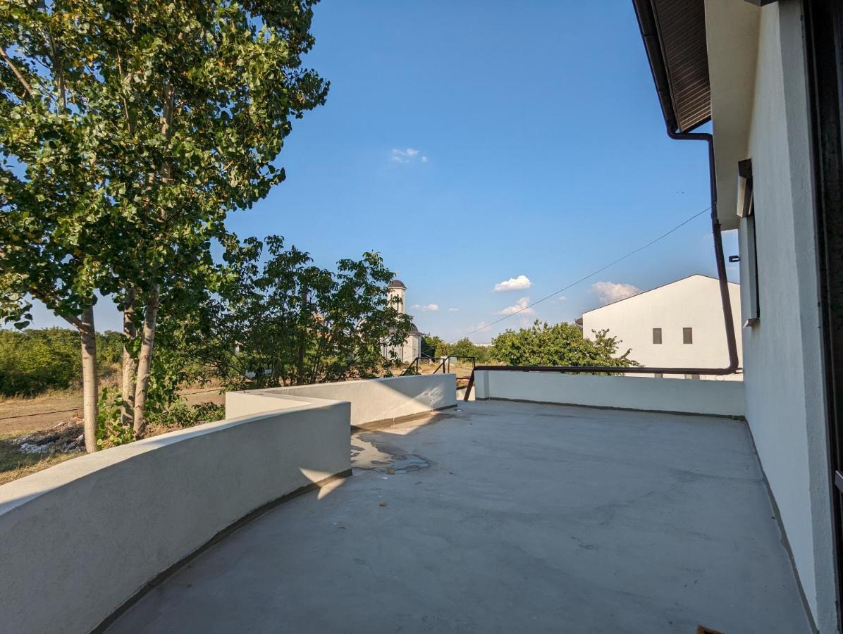 Horizon View Villa - Lakefront Terrace Suite بوخارست المظهر الخارجي الصورة